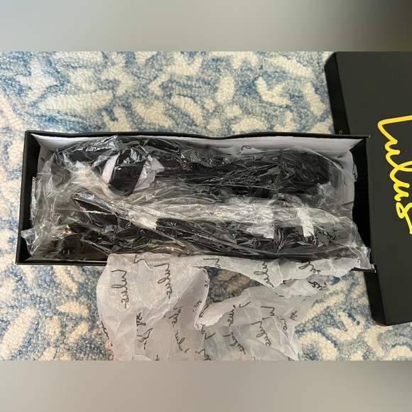 NWT Darryian Black Suede Ankle Strap Sandals - Picture 7 of 8